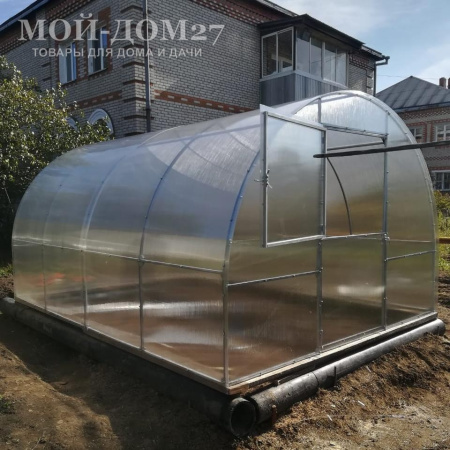 Теплица Сибирская Усиленная 4 метра с поликарбонатом | Мой-Дом27 | Каркас изготовлен из оцинкованной замкнутой трубы 20*20 мм.<br>
 Ширина - 3&nbsp;метра. Высота - 2,1 метра. Длина 4&nbsp;метра.&nbsp;<br>
 Выдерживаемая снеговая нагрузка - 100 кг/м2. Выдерживаемая ветровая нагрузка - до 15 м/с.<br>
 Расстояние между дугами 1 метр.&nbsp;<b>Толщина металла дуг 1,2 мм</b>.&nbsp;Ширина двери 0,96 метра.<br>